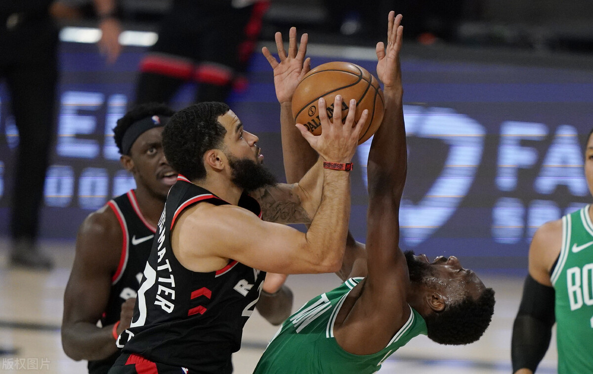爱游戏体育-凯尔特人险胜山东队，范弗利特统治全场